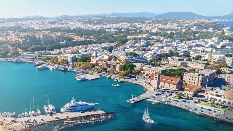 Ο Κολοσσός της Ρόδου ήταν ένα ογκώδες άγαλμα του Έλληνα θεού του ήλιου Ήλιου, που χτίστηκε στην πόλη της Ρόδου από τον γλύπτη Χάρη της Λίνδου τον 3ο αιώνα π.Χ