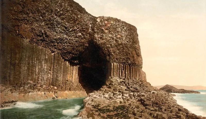  Σήμερα, το Fingal Cave είναι γνωστό για την ακουστική του, πιθανώς επειδή τραγουδά με 6 επιπλέον γράμματα.