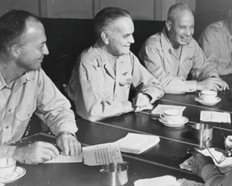 Ο ναύαρχος William Halsey (κέντρο) στο ναυαρχίδα του USS New Jersey τον Δεκέμβριο του 1944