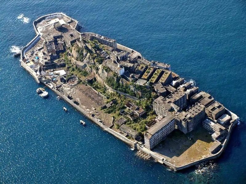   Αεροφωτογραφία του νησιού Χασίμα, γνωστό και ως «Νησί-Θωρηκτό» λόγω του σχήματός του.