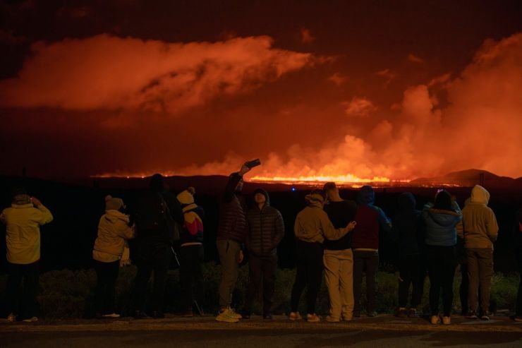 Μια φωτογραφία που τραβήχτηκε τη νύχτα 22-23 Αυγούστου 2024, δείχνει λάβα και καπνό να εκρήγνυται από ένα ηφαίστειο κοντά στο Γκρίνταβικ στην ισλανδική χερσόνησο Ρέικιανες